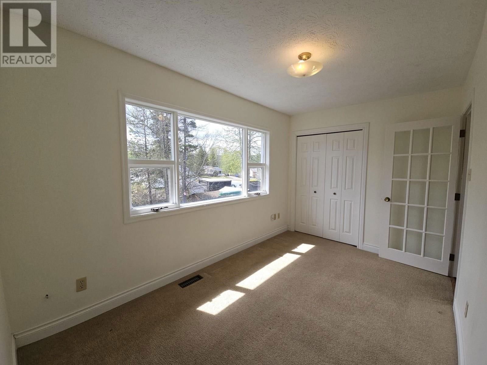 128 CHAMBERLAIN CRESCENT Image 38