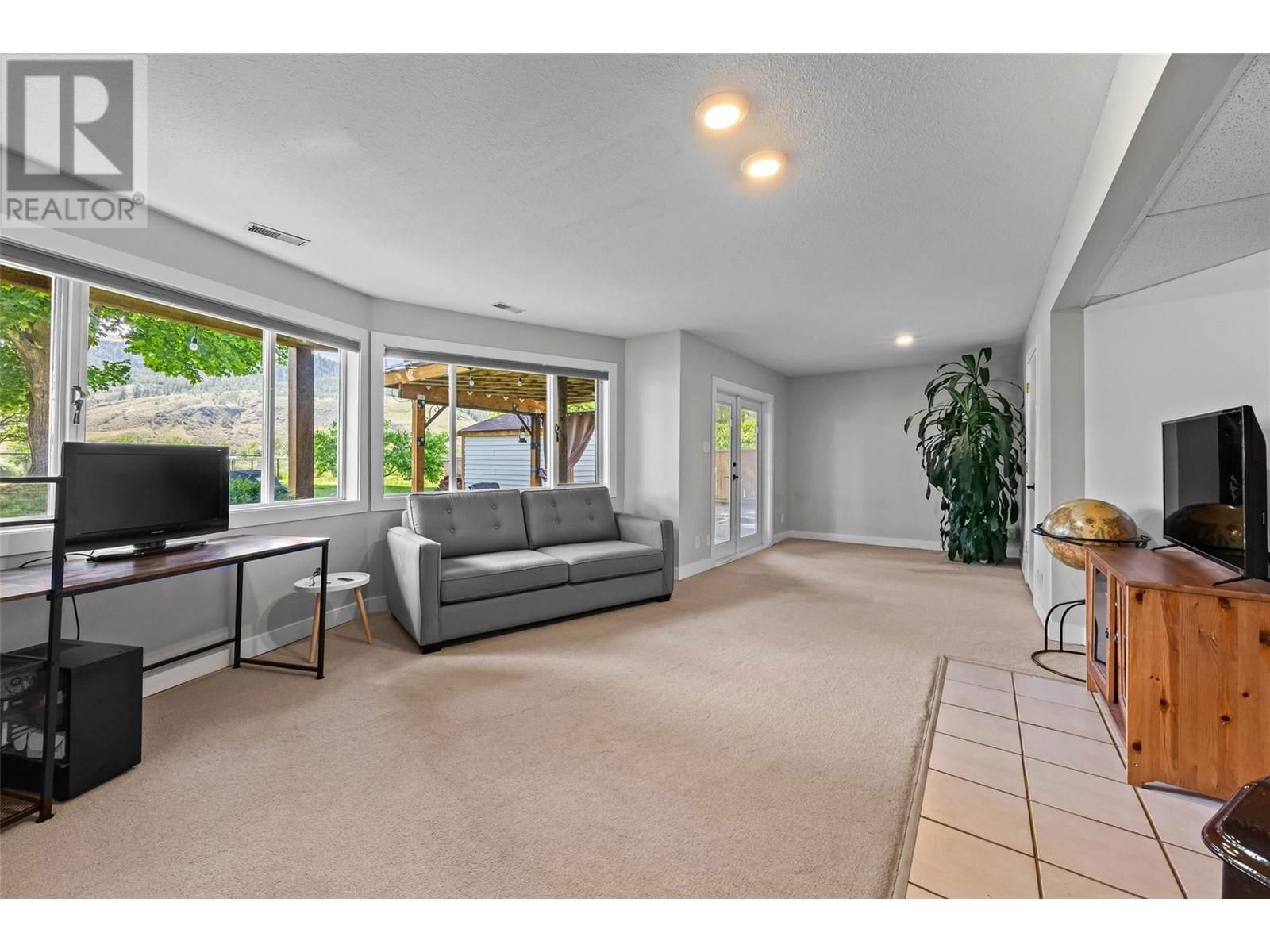 4061 DAVIE ROAD Image 18