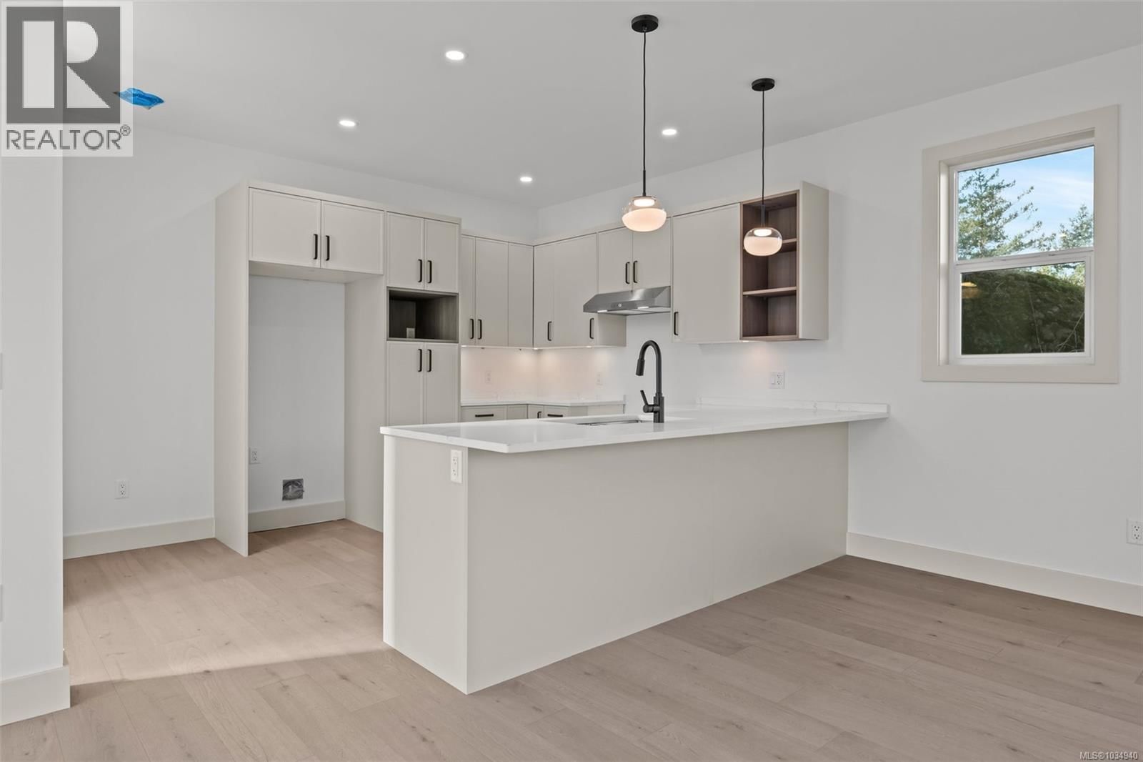 1 571 Bezanton Way property photo