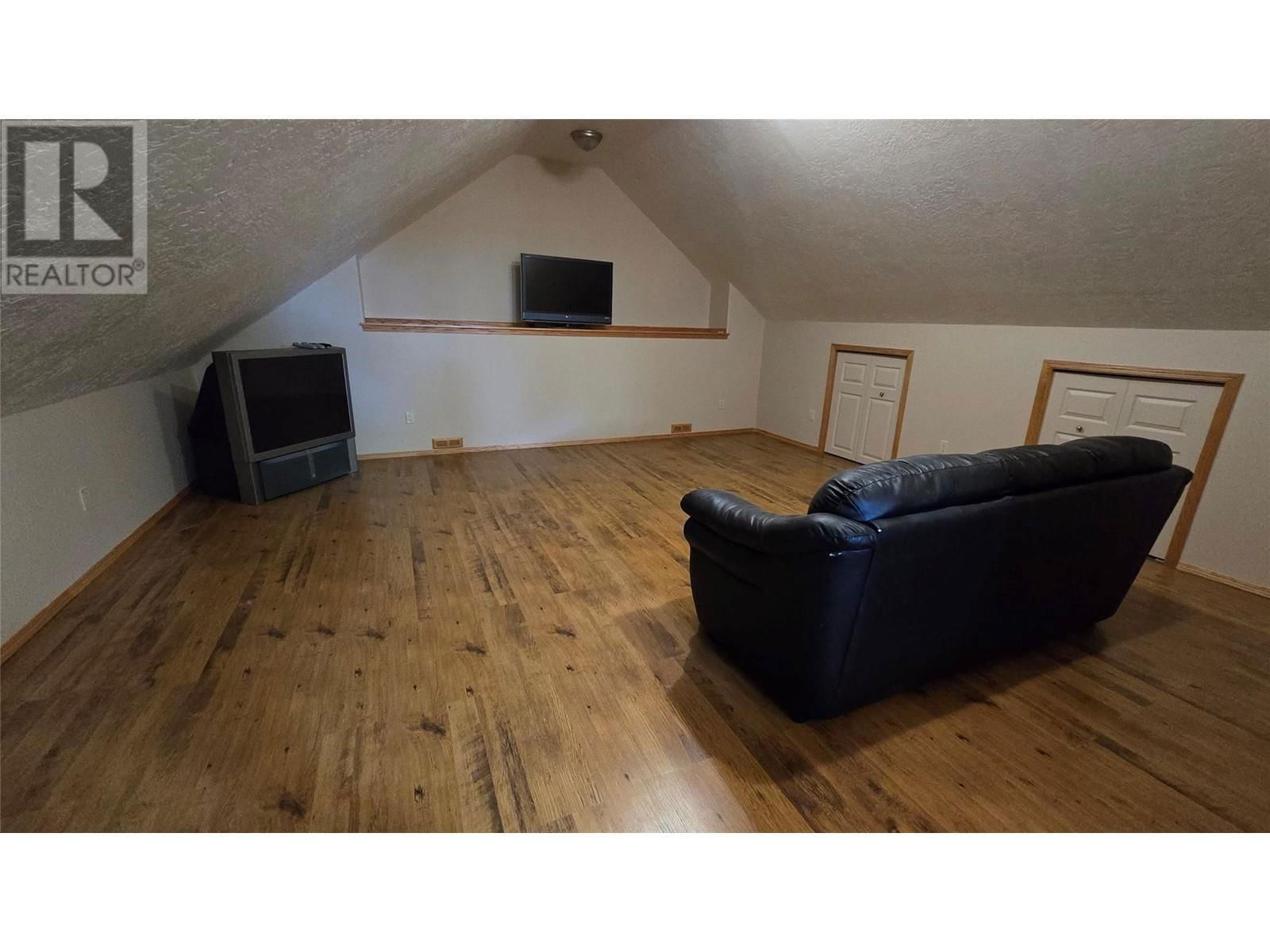 10833 MERRICK ROAD Image 30