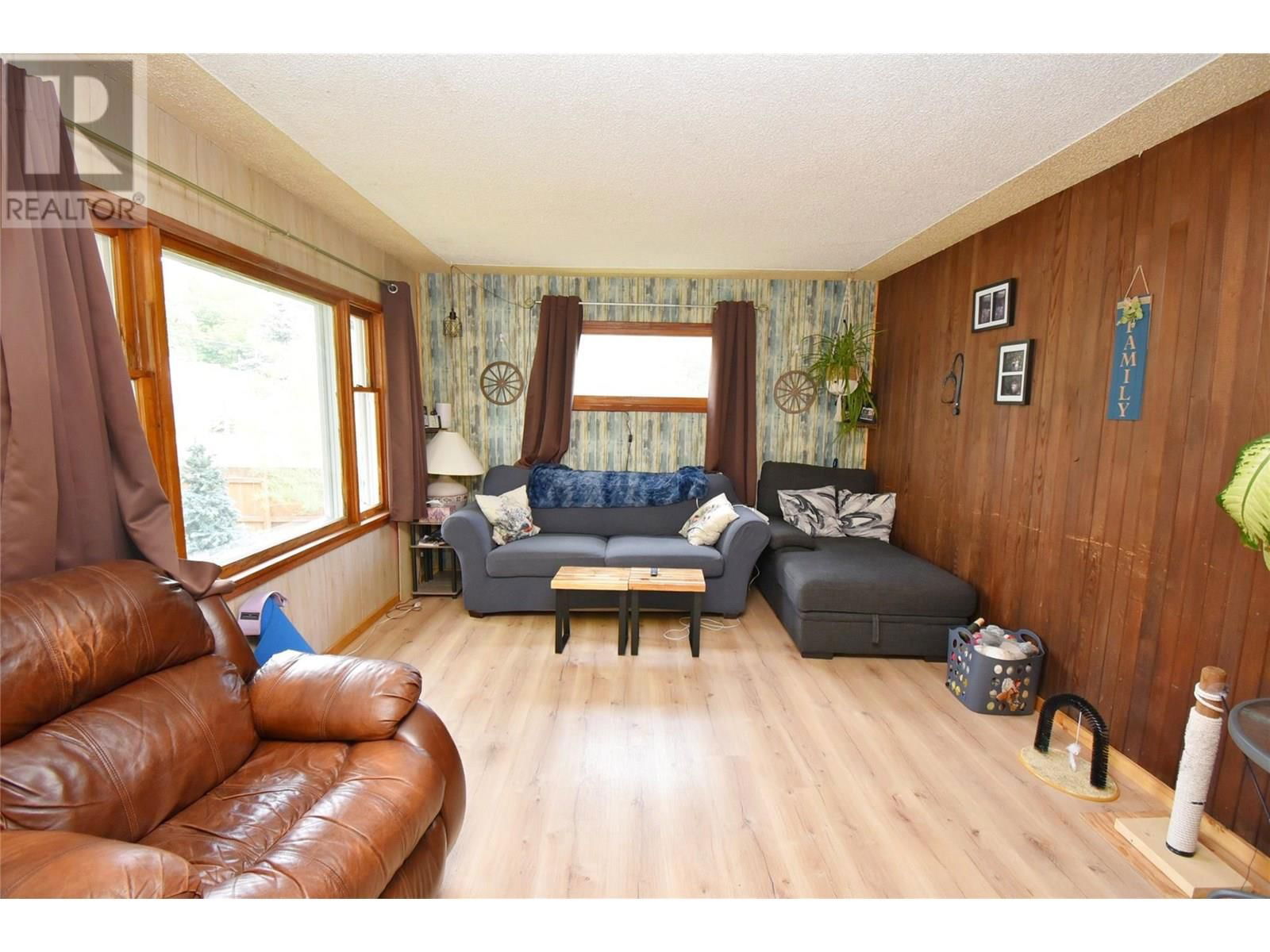 3011 38 STREET Image 11