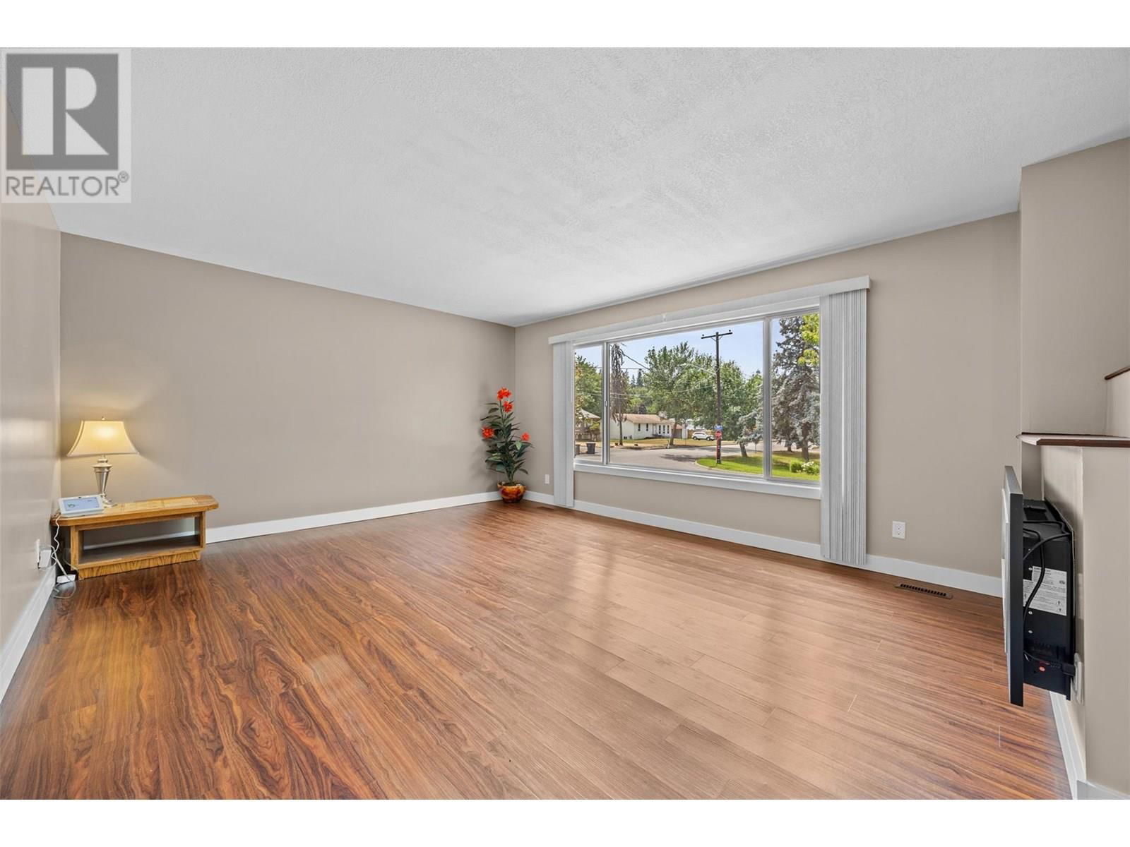 645 MARK ROAD Image 8