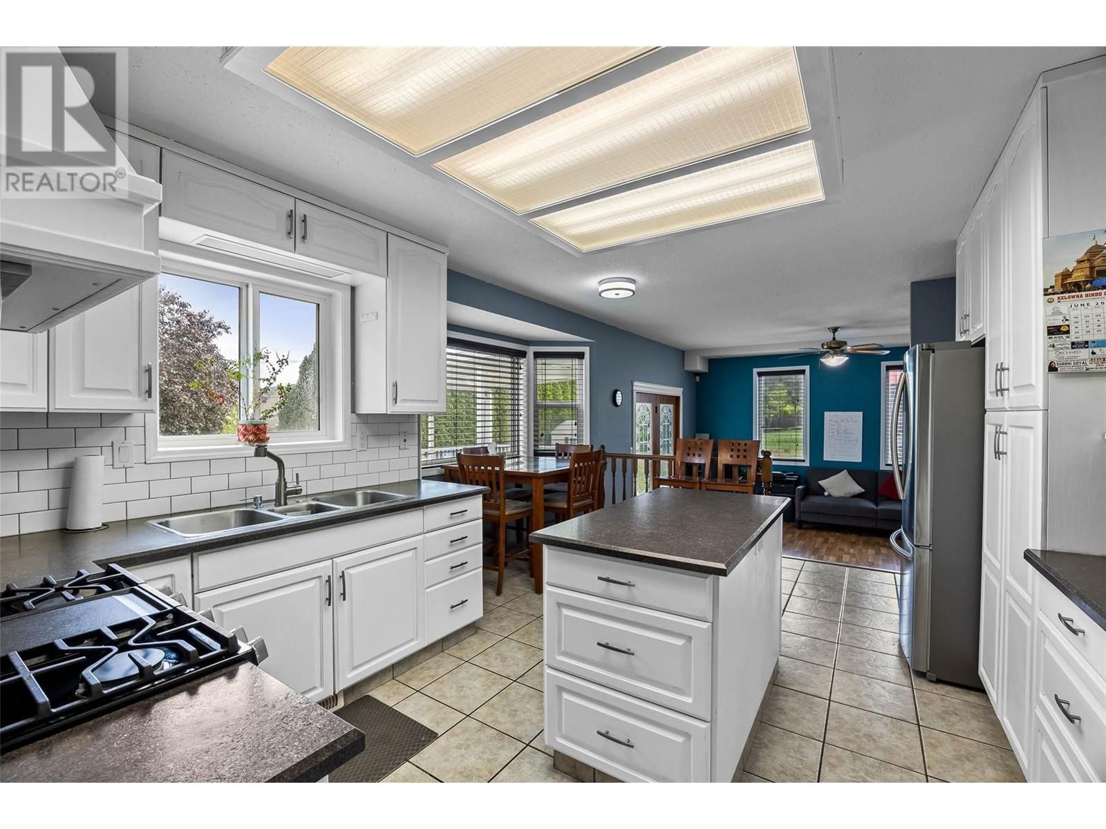 755 ROBSON DRIVE Image 9