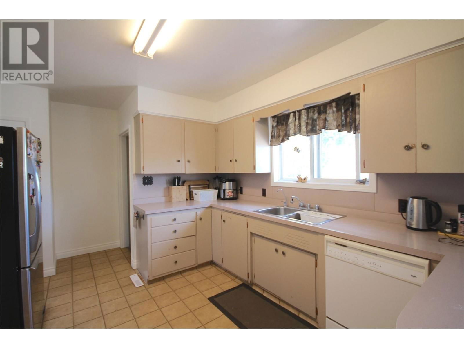 916 112 AVENUE Image 8