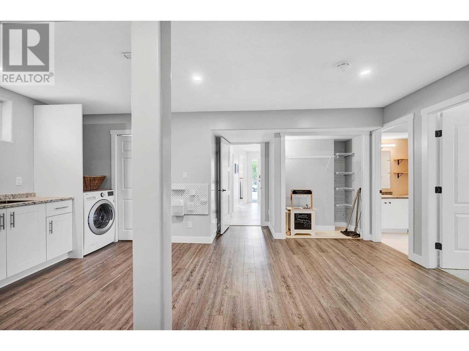 891 REGENT CRESCENT Image 36