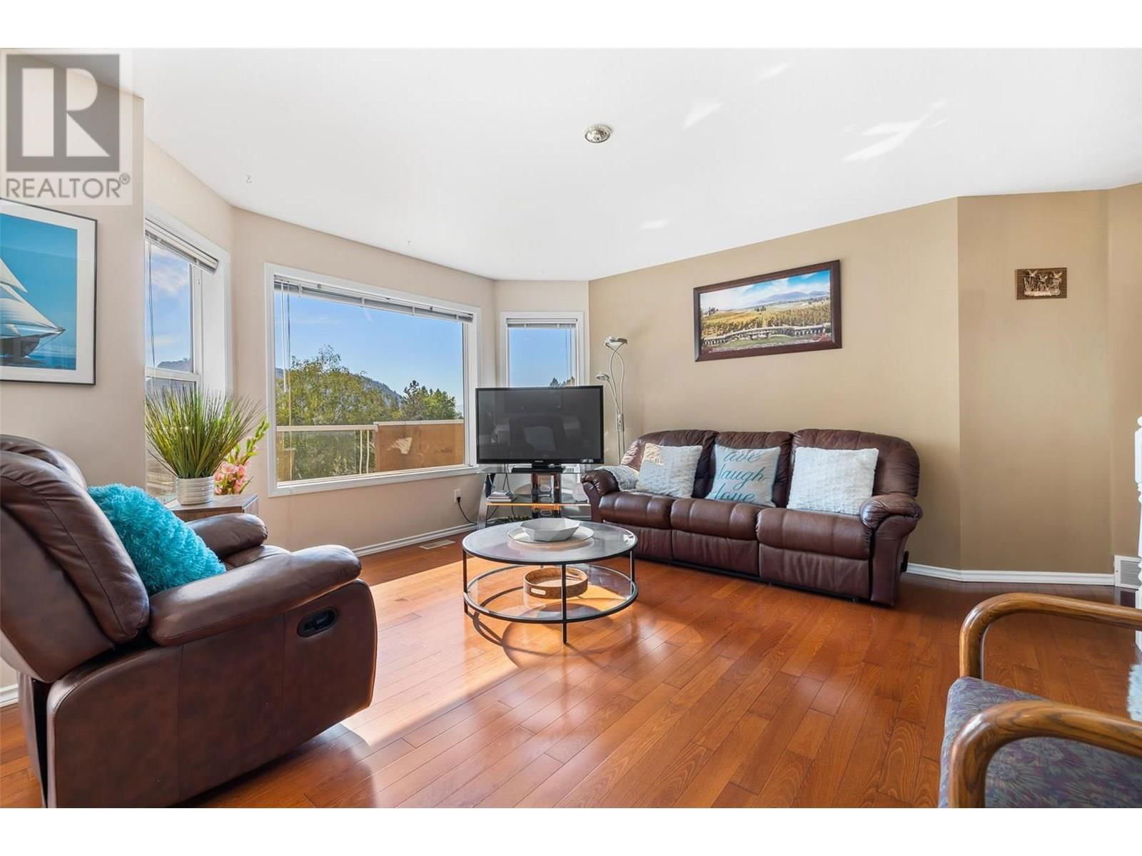 1056 CALEDONIA WAY Image 4