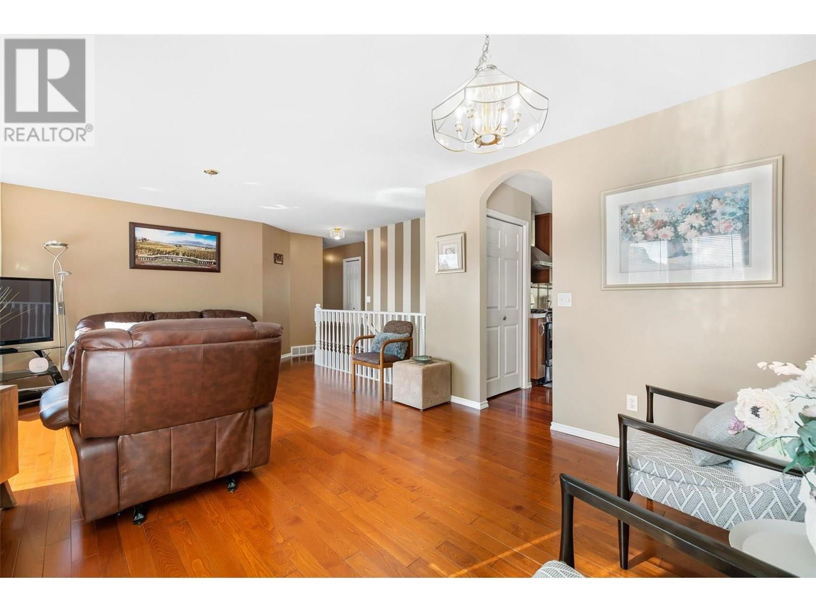 1056 CALEDONIA WAY Image 7