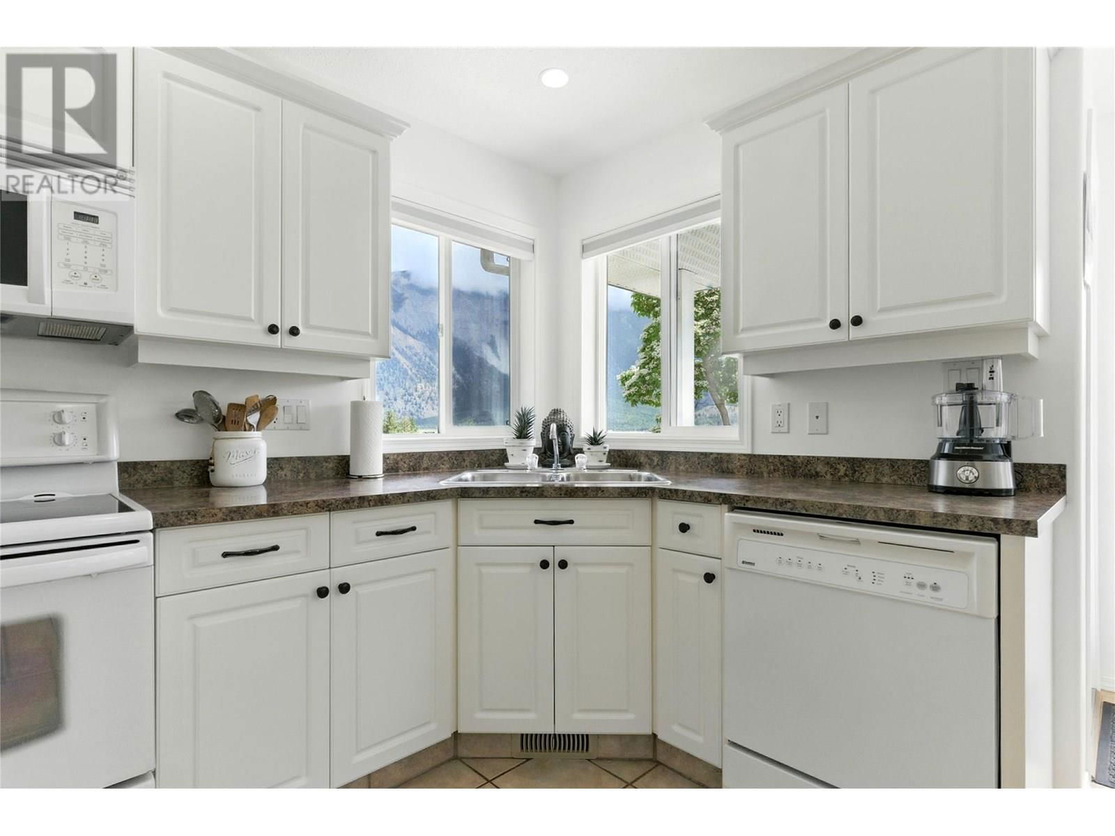 566 VICTORIA STREET Image 11