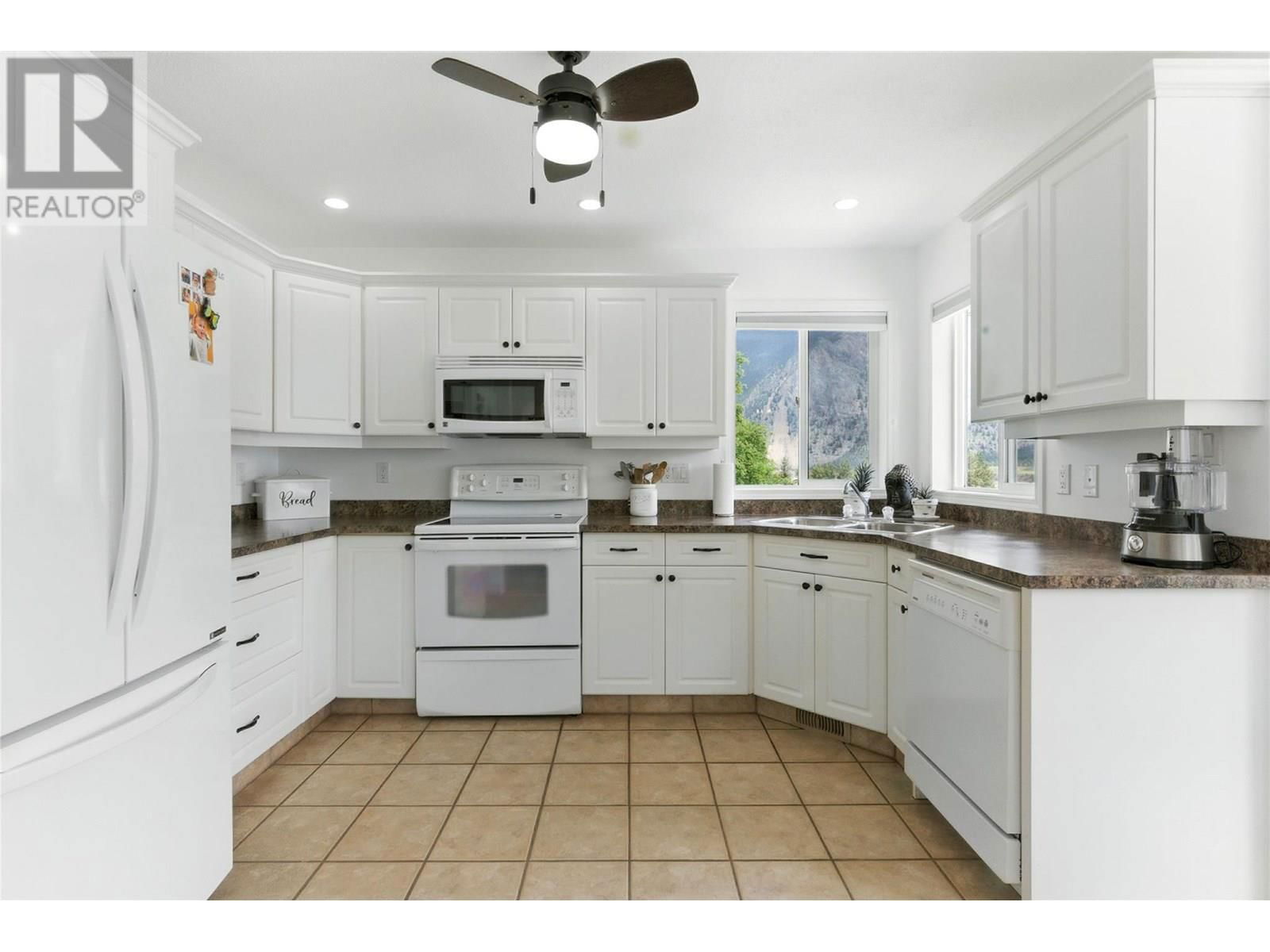 566 VICTORIA STREET Image 13