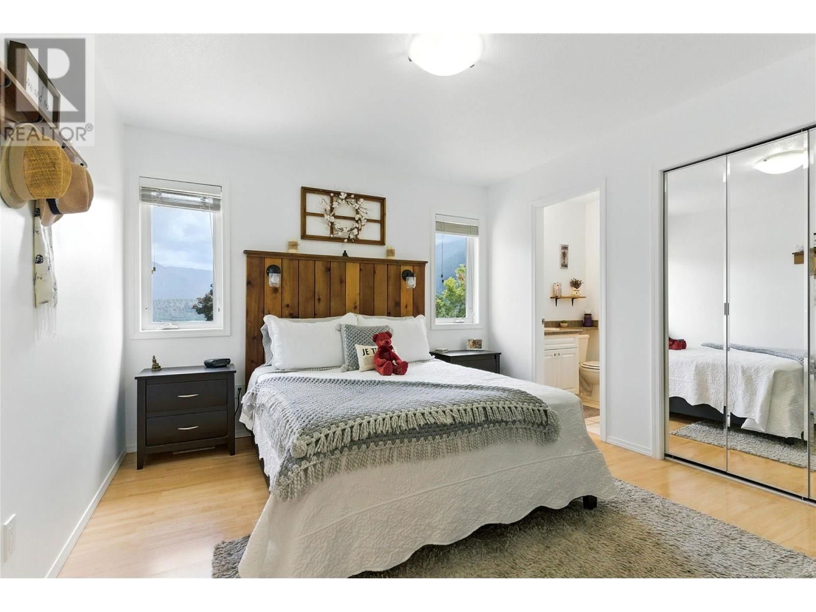 566 VICTORIA STREET Image 14