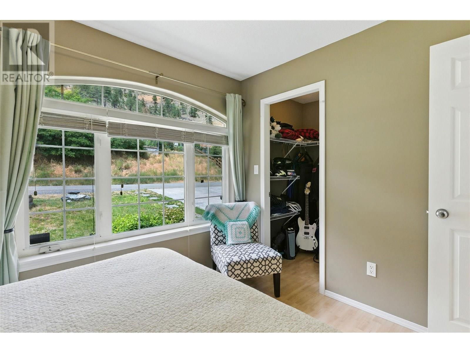 566 VICTORIA STREET Image 17