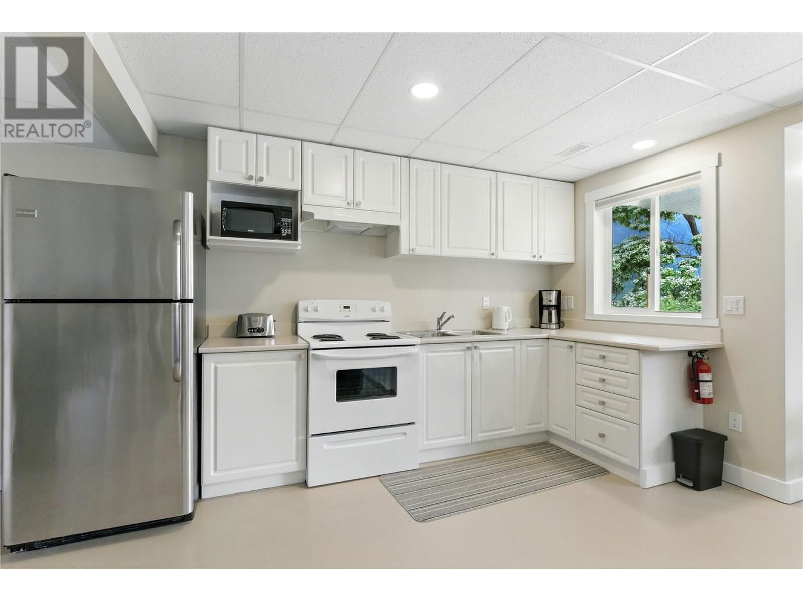 566 VICTORIA STREET Image 29