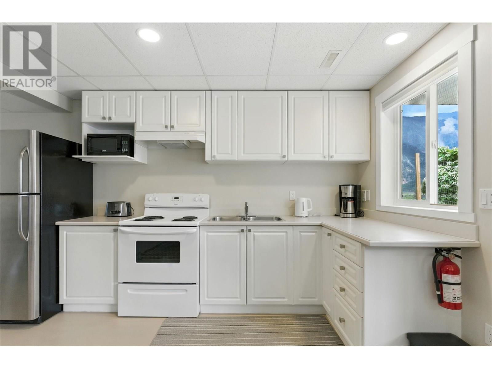 566 VICTORIA STREET Image 30