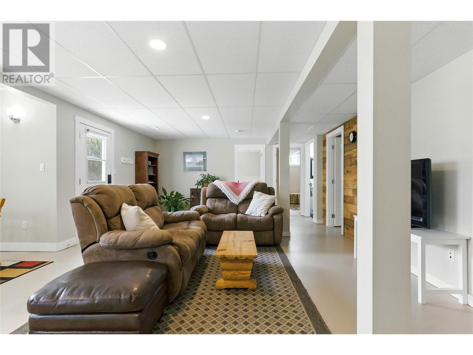 566 VICTORIA STREET Image 32