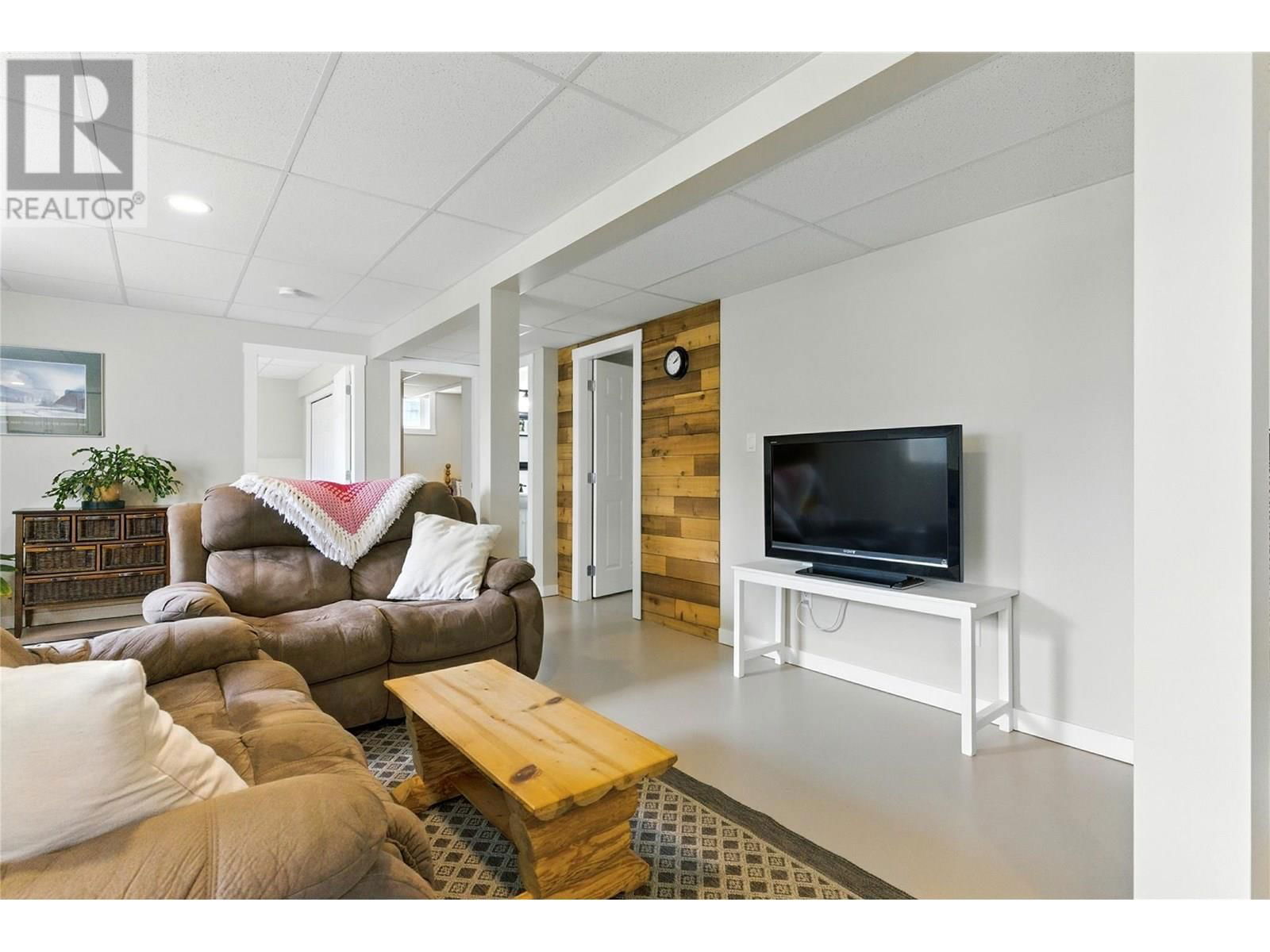 566 VICTORIA STREET Image 33