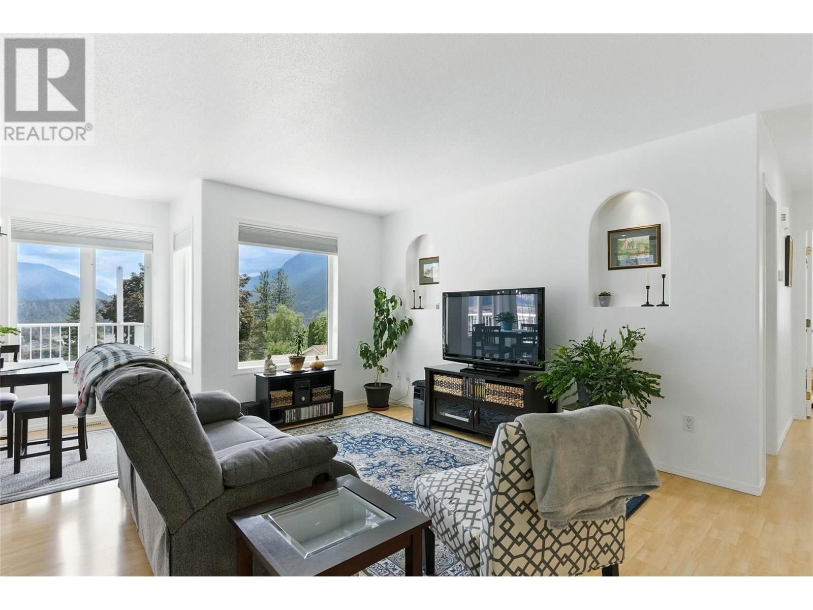 566 VICTORIA STREET Image 6