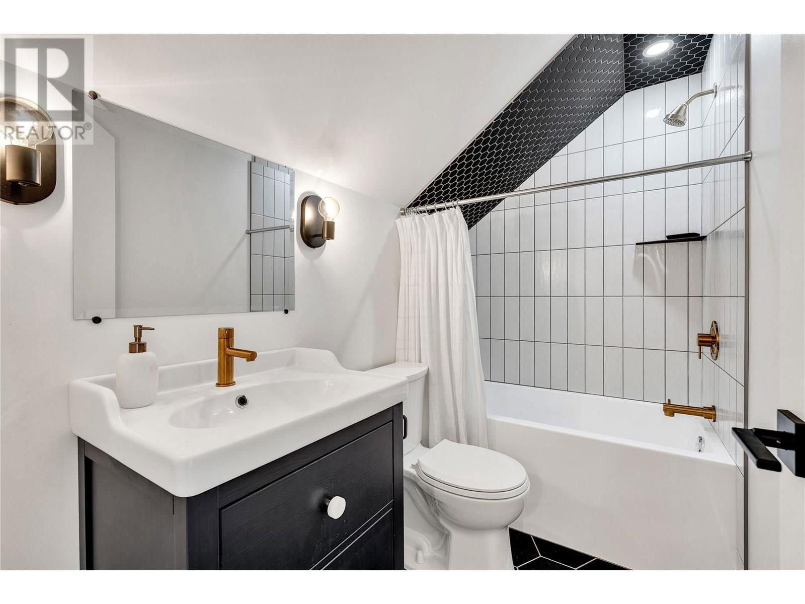 351 ECKHARDT AVENUE EAST Image 21
