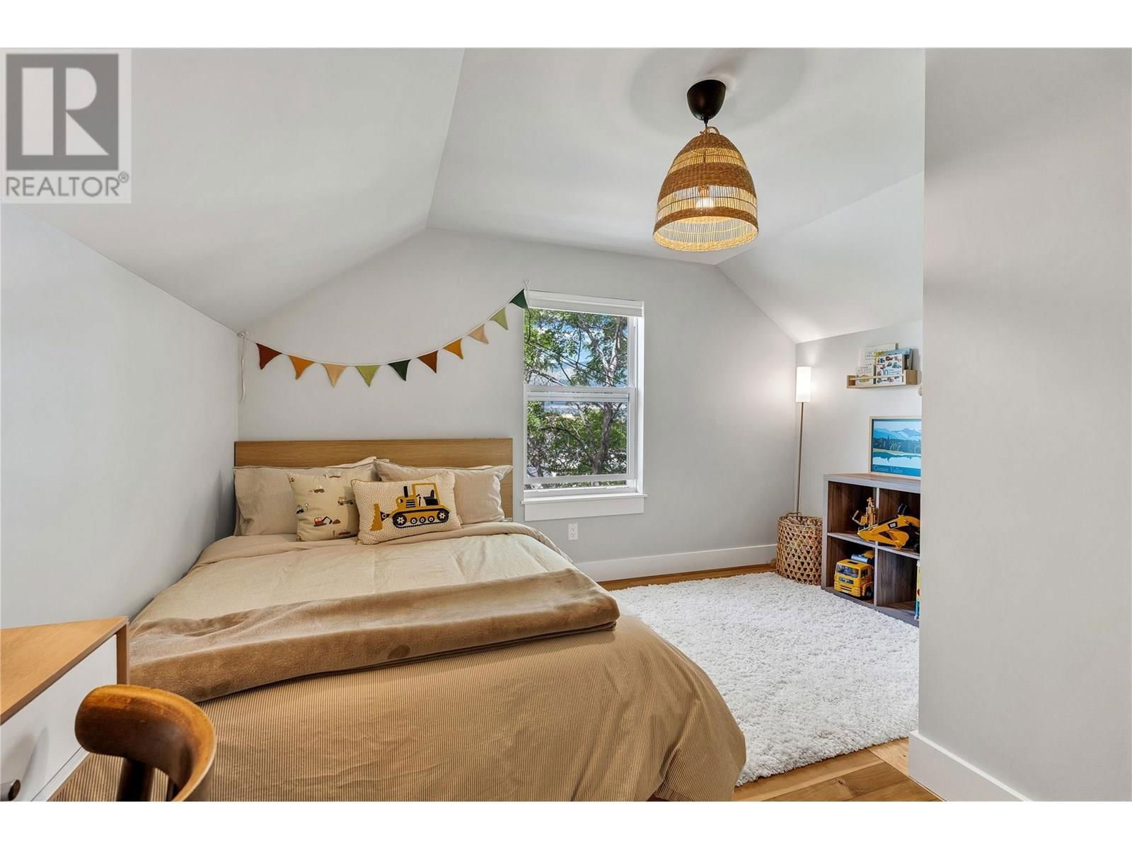 351 ECKHARDT AVENUE EAST Image 23