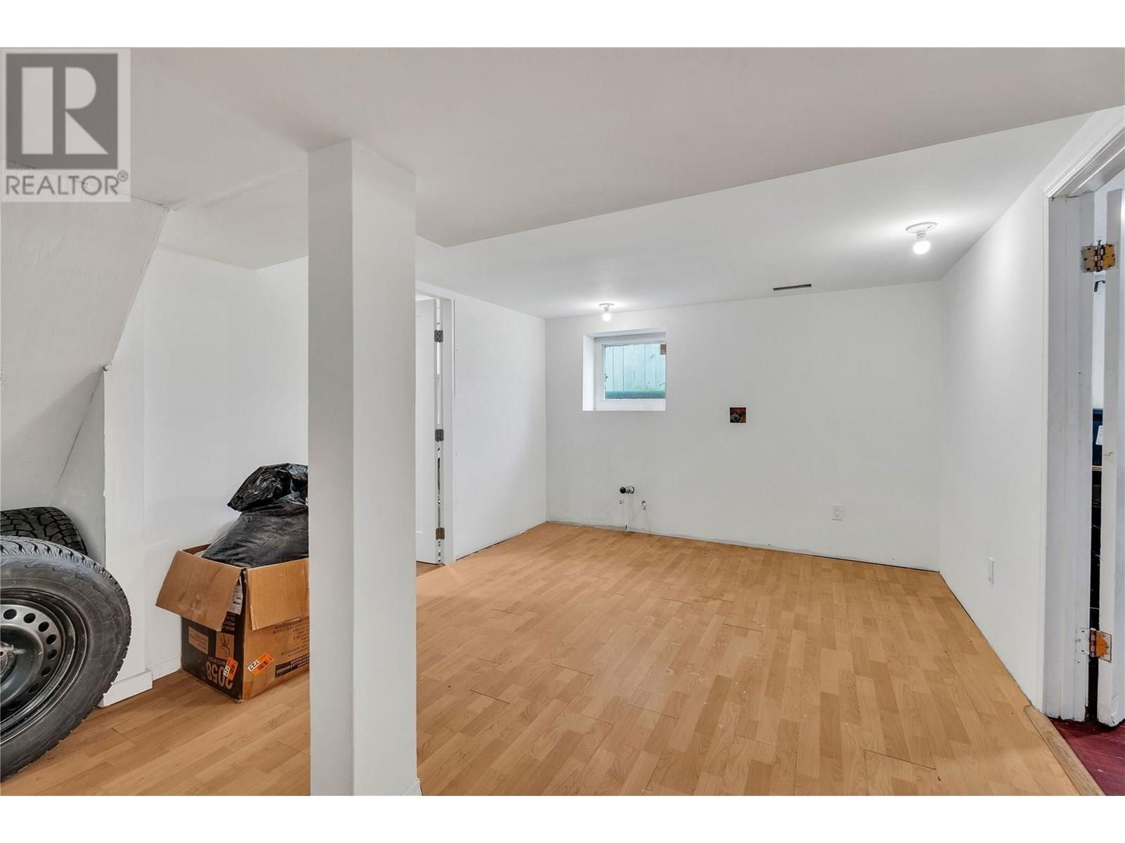 351 ECKHARDT AVENUE EAST Image 27
