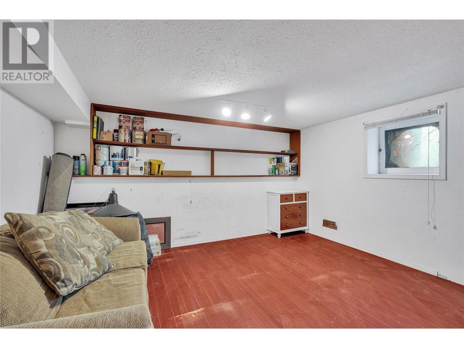 351 ECKHARDT AVENUE EAST Image 29