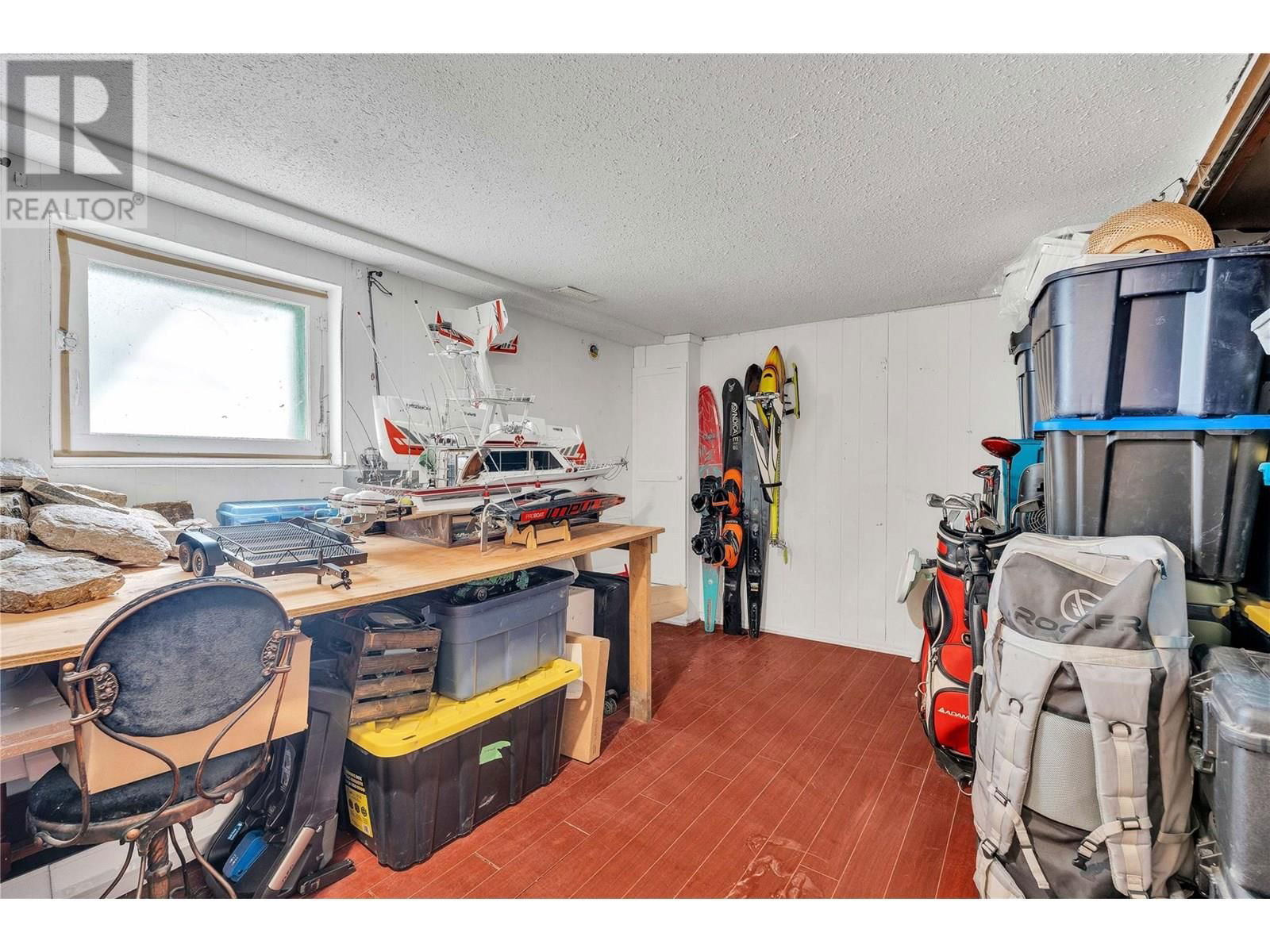 351 ECKHARDT AVENUE EAST Image 31