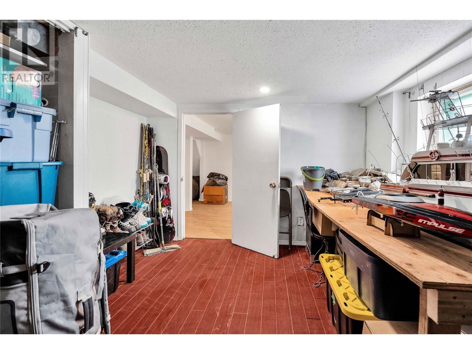 351 ECKHARDT AVENUE EAST Image 32