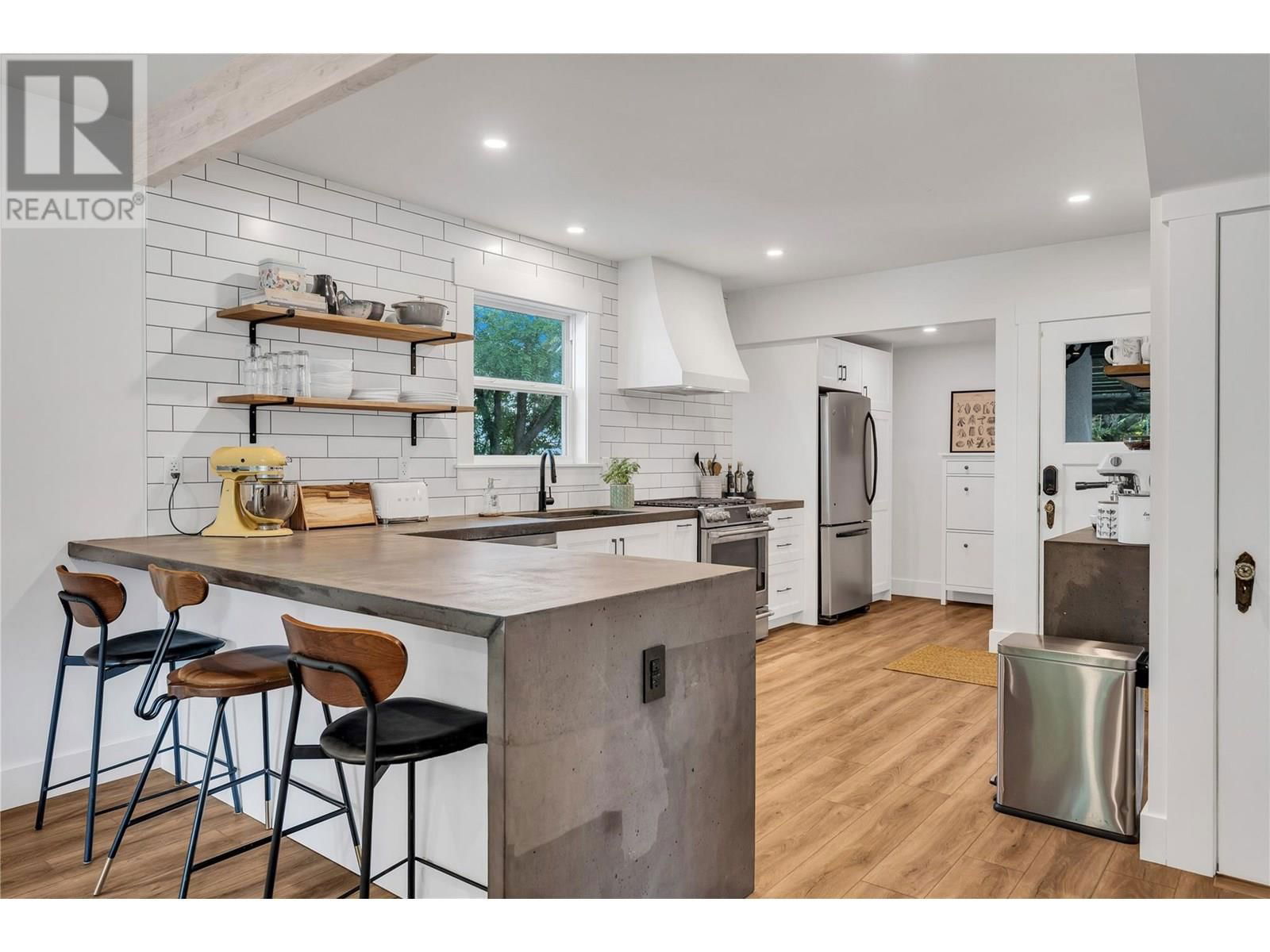 351 ECKHARDT AVENUE EAST Image 9