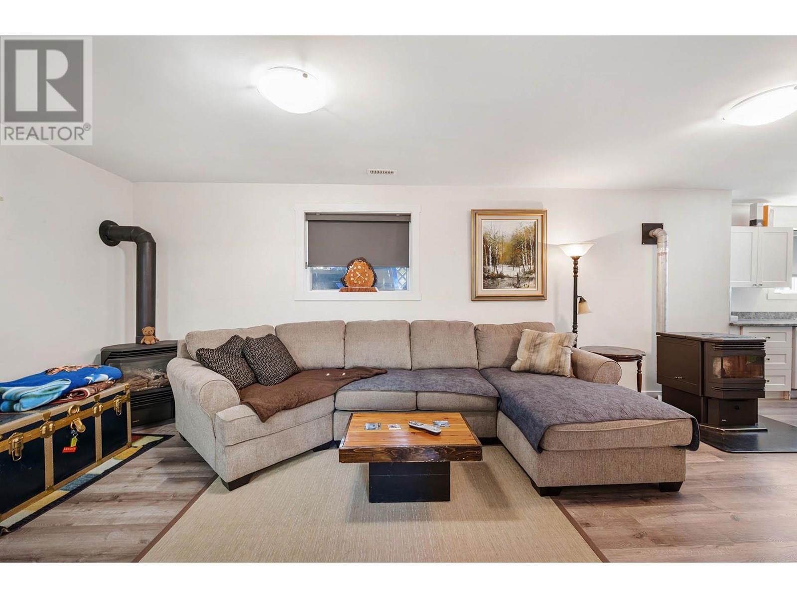 629 BARRIERE LAKES ROAD Image 29