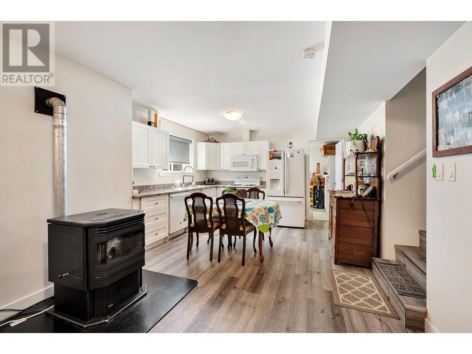 629 BARRIERE LAKES ROAD Image 32