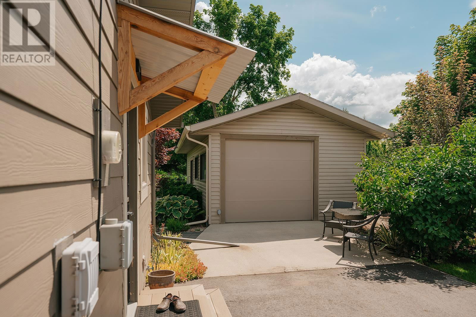 2150 28 STREET NORTHEAST Image 3
