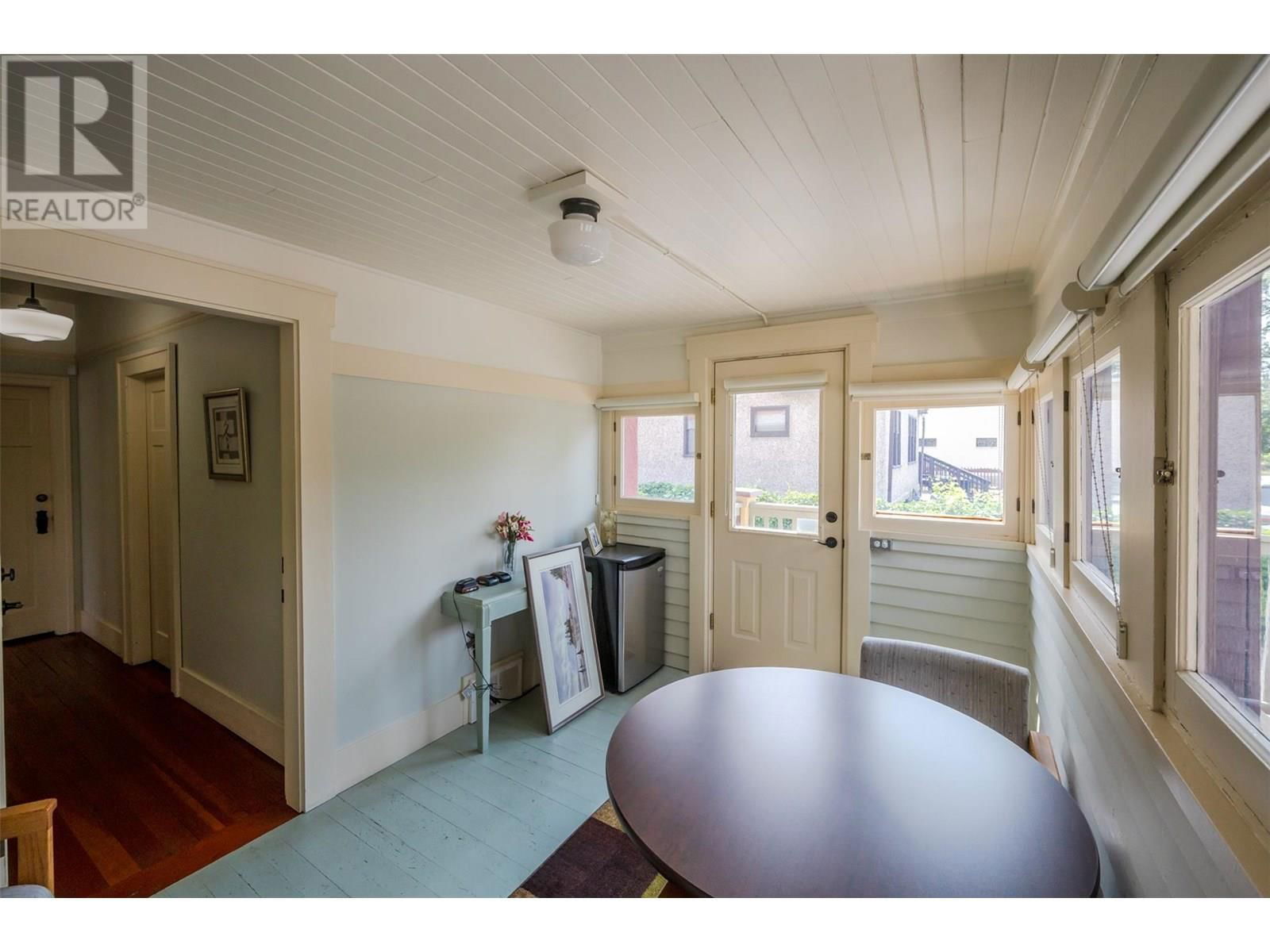 543 MARTIN STREET Image 28