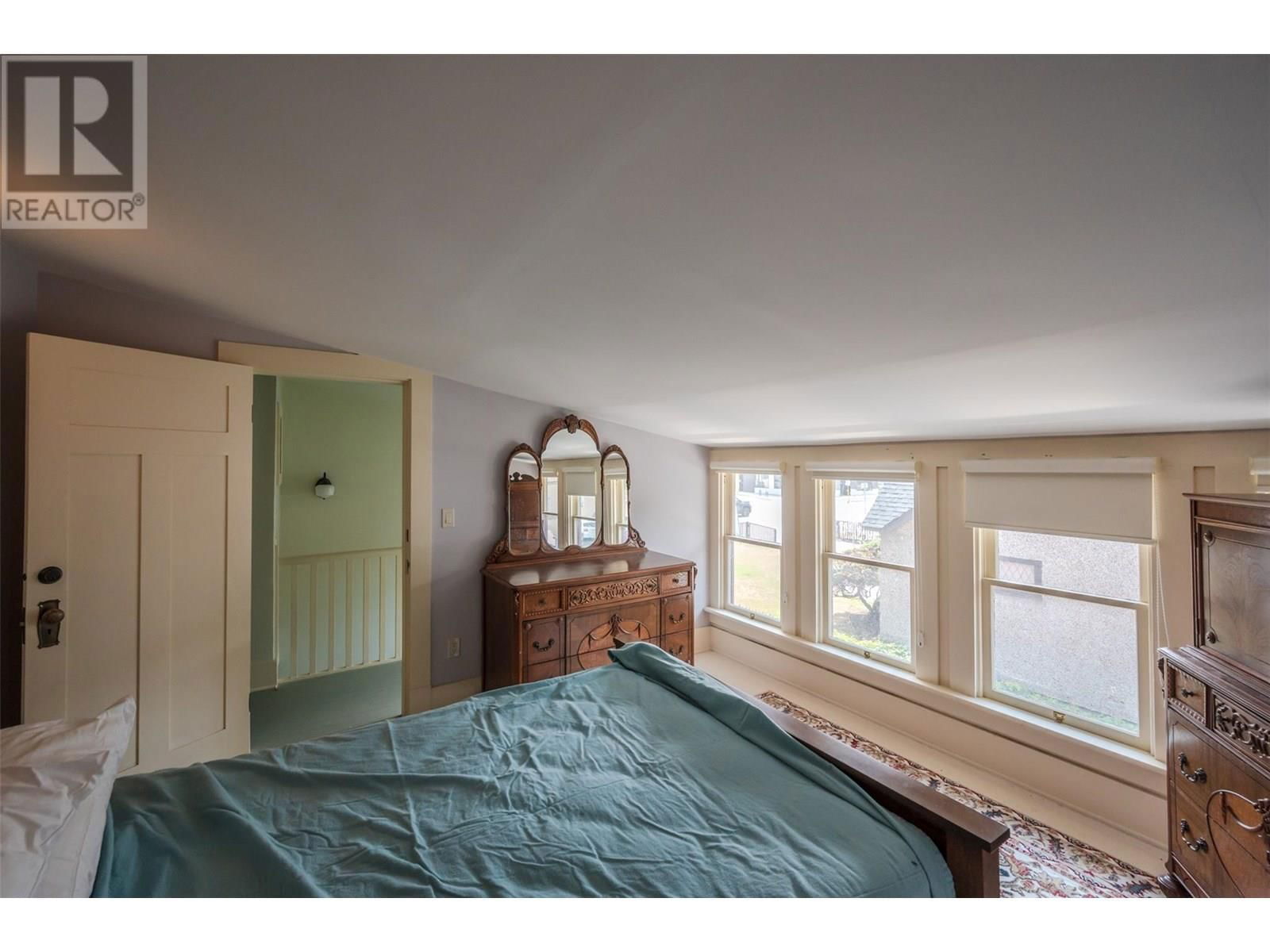 543 MARTIN STREET Image 32