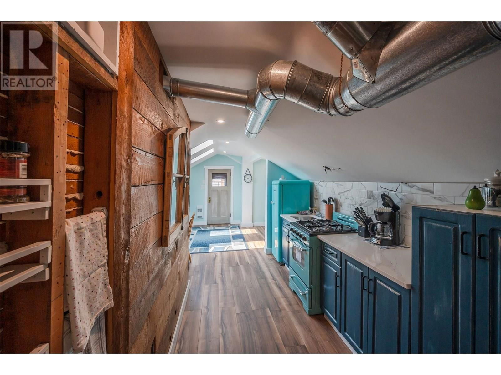 543 MARTIN STREET Image 33