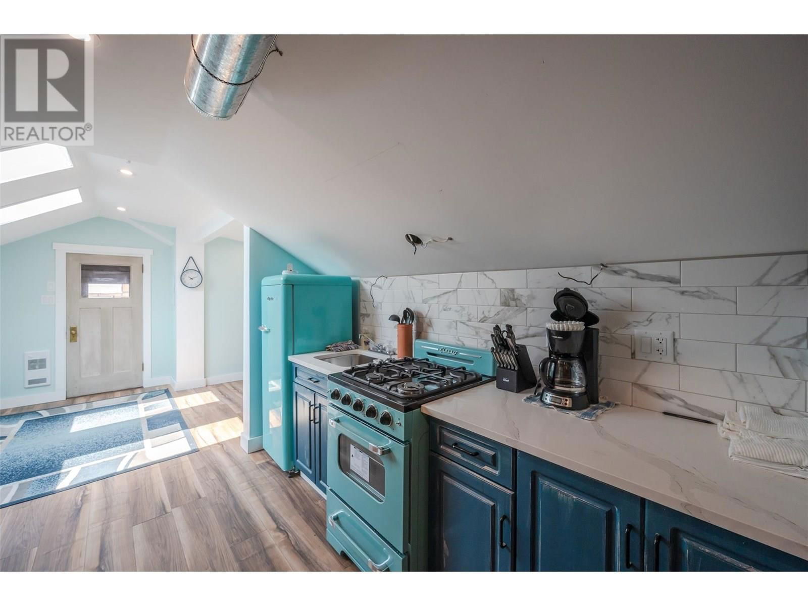 543 MARTIN STREET Image 34