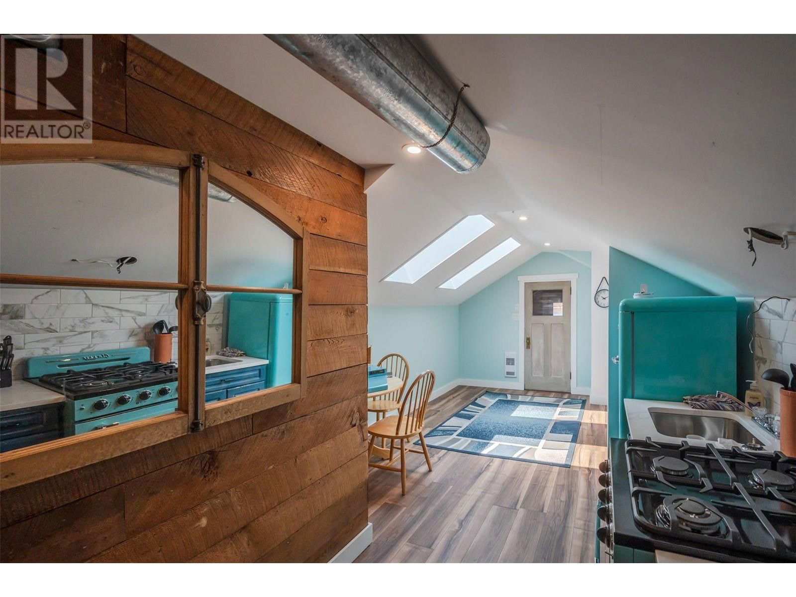 543 MARTIN STREET Image 35