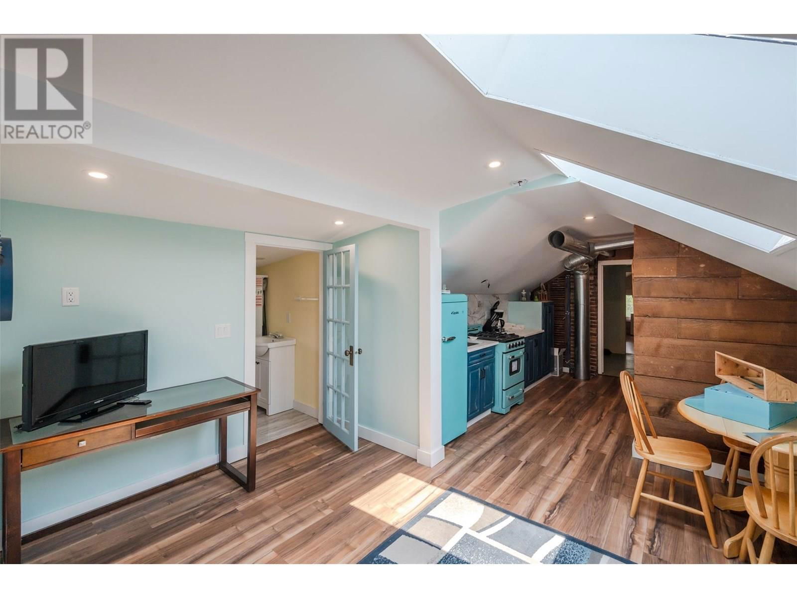 543 MARTIN STREET Image 37