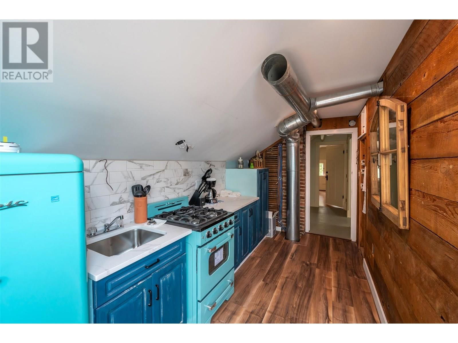 543 MARTIN STREET Image 38