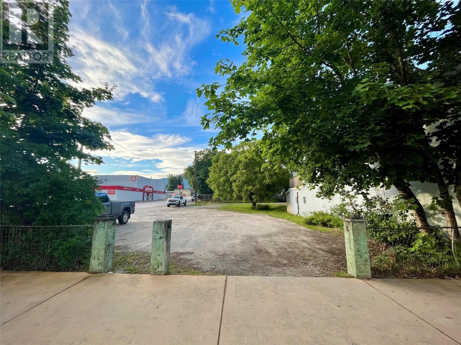 219 Broadway Street West, Nakusp, British Columbia V0G 1R0