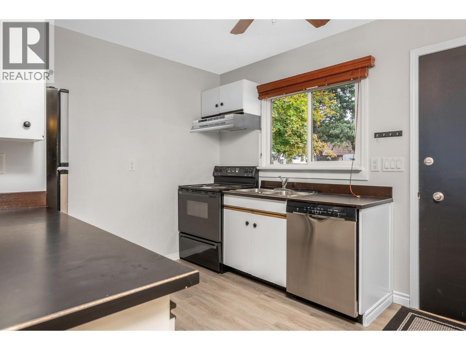 A2 - 3411 17 AVENUE Image 6