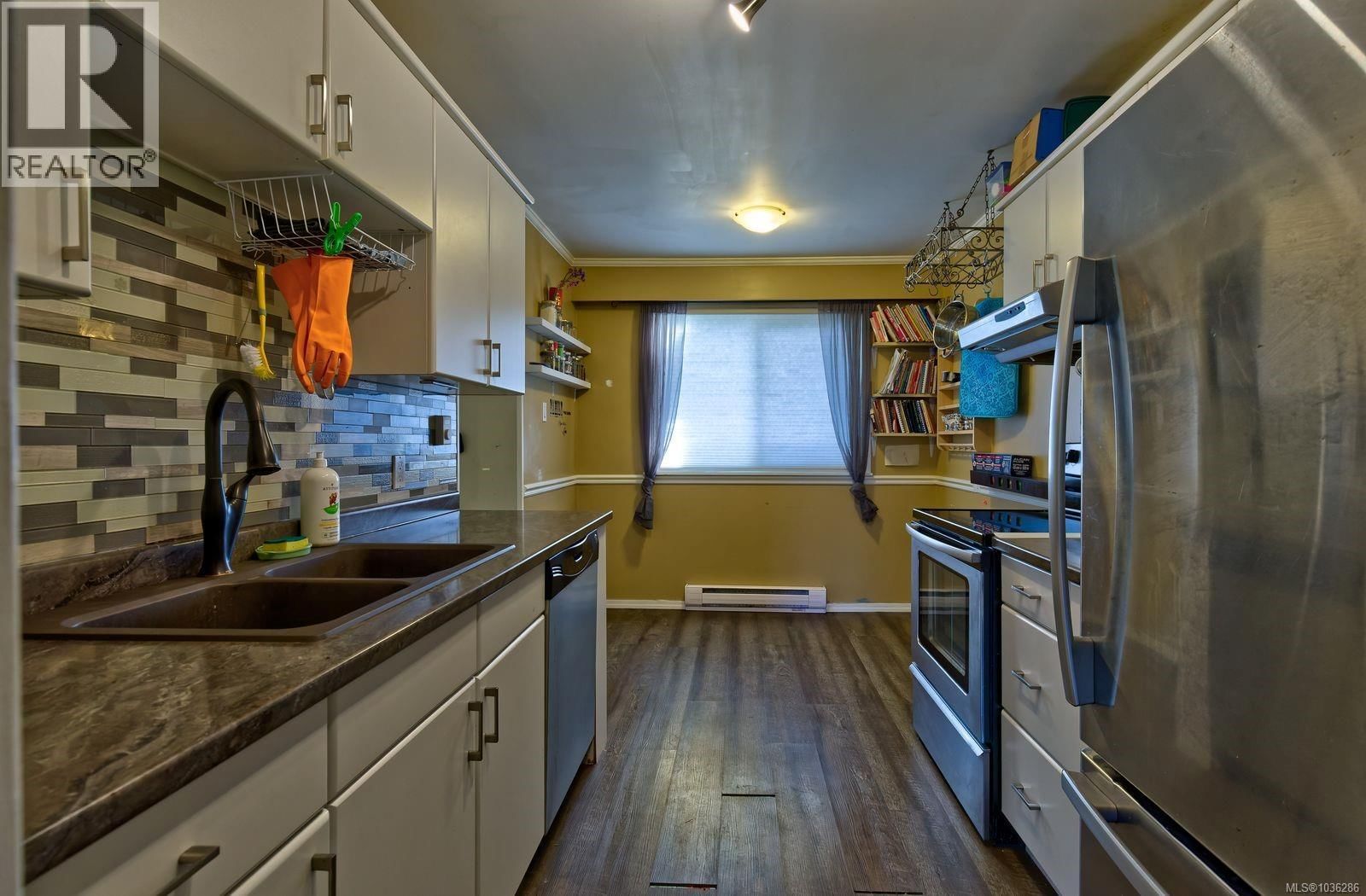 8 721 Malone Road property photo