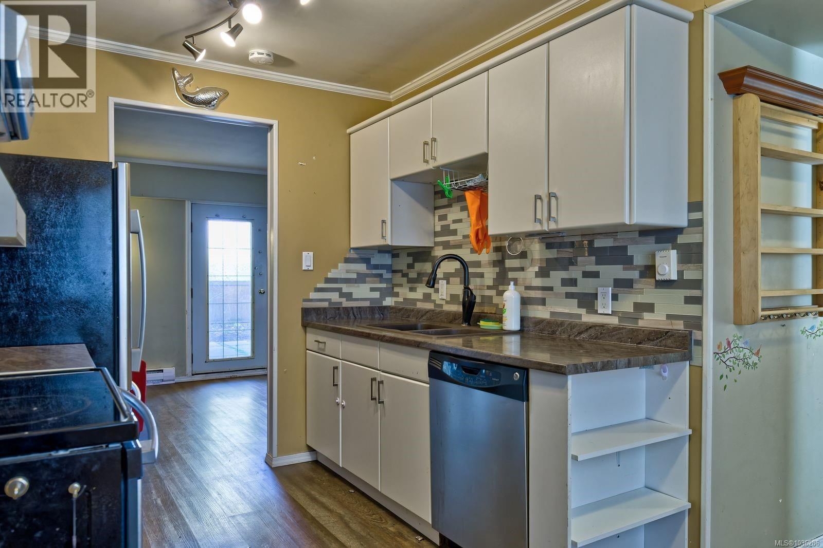 8 721 Malone Road property photo