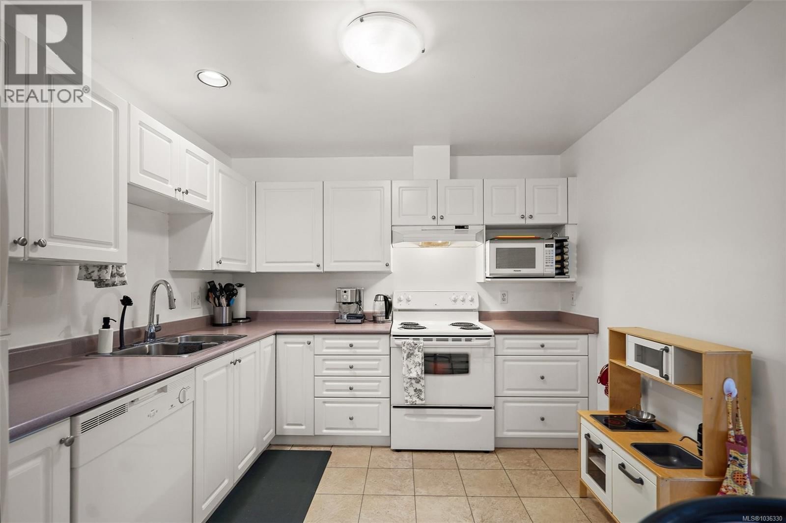 306 3400 Quadra Street property photo