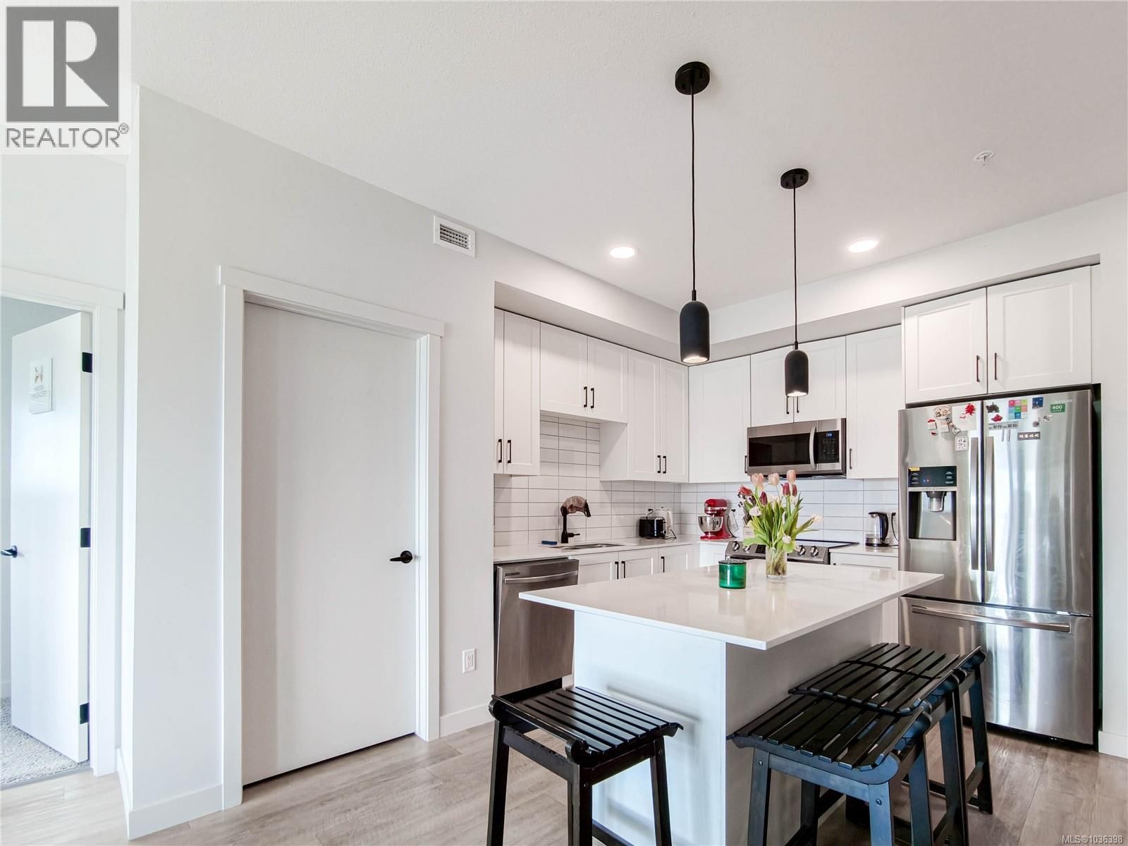 502 2465 Gateway Road property photo