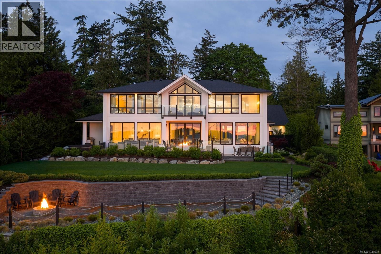8425 Lochside Drive, Central Saanich, British Columbia V8M 1T9