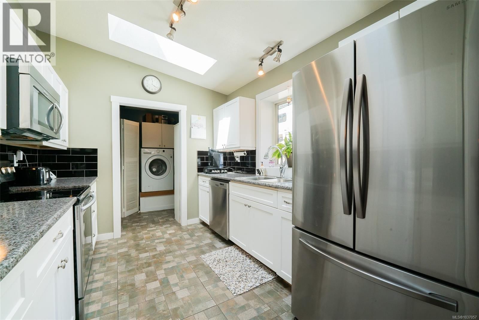 2446 Divot Drive property photo