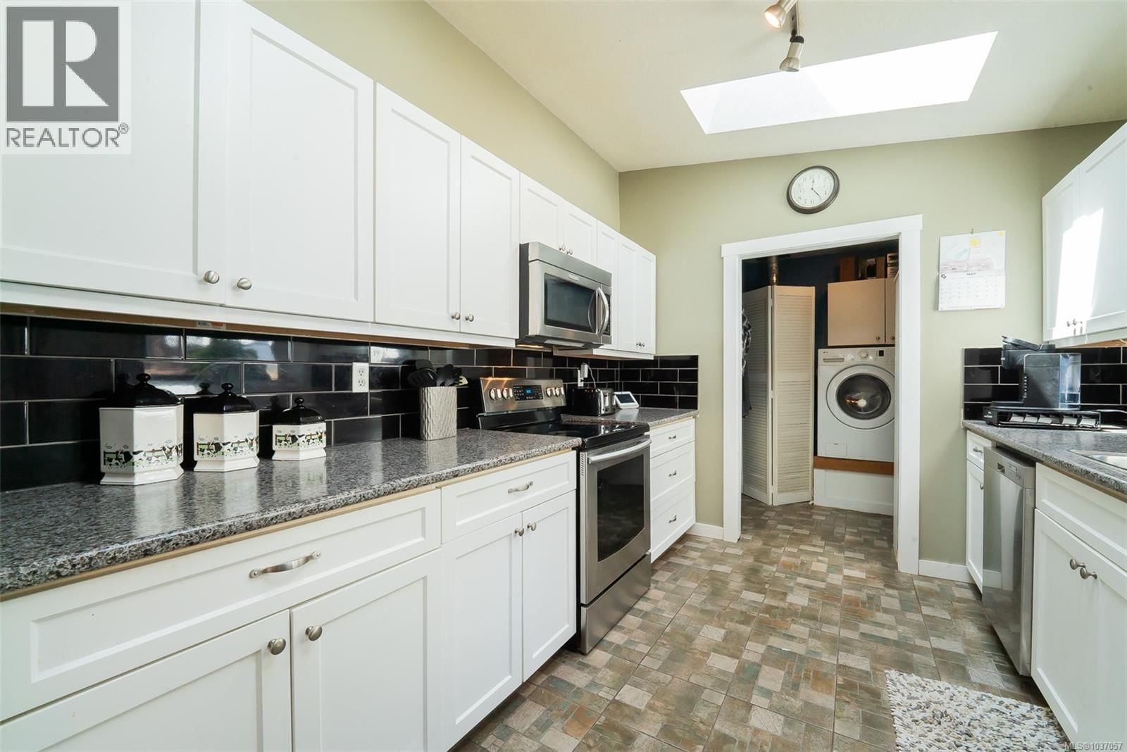 2446 Divot Drive property photo