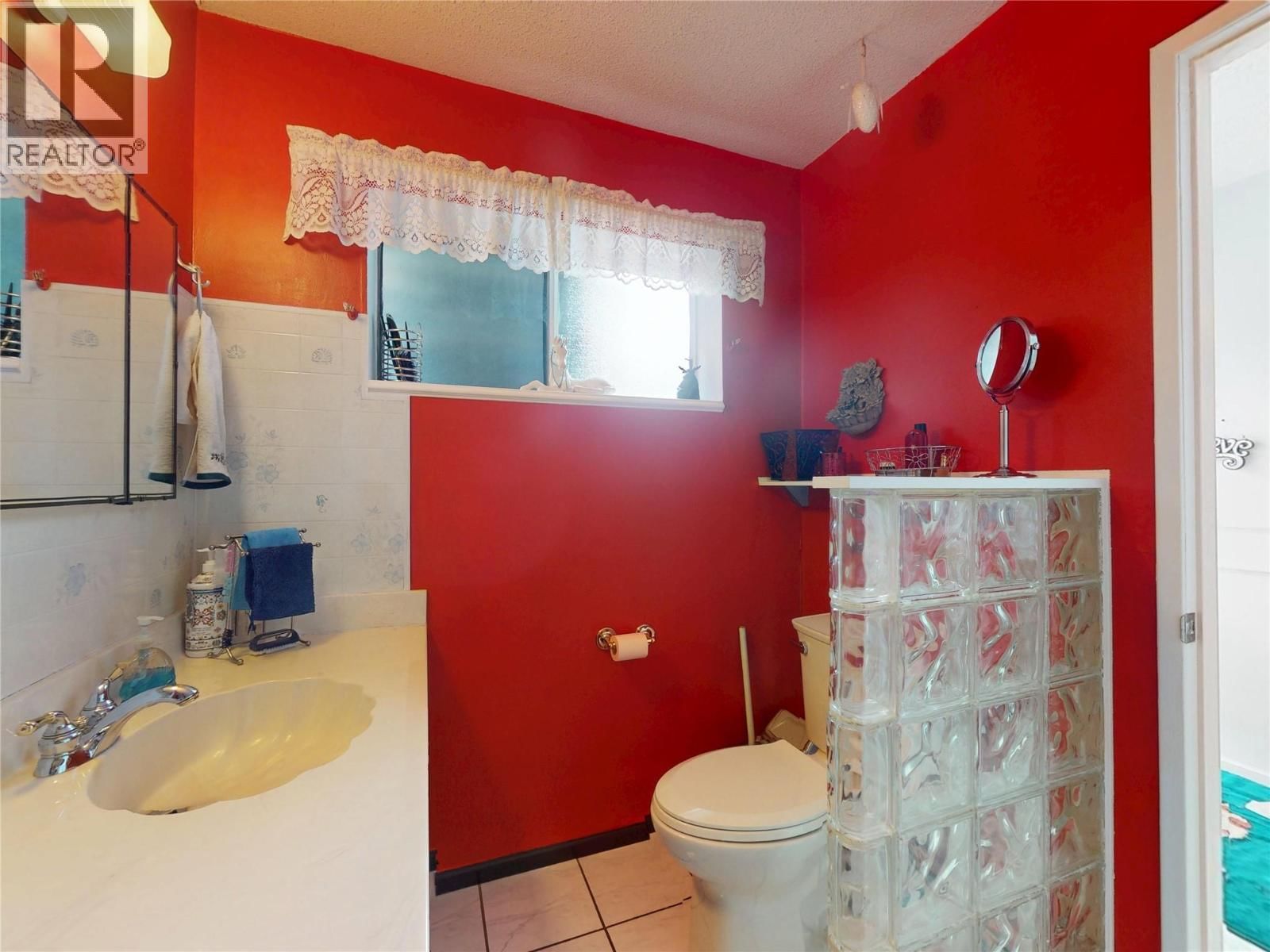 5186 MACKINNON ROAD Image 50