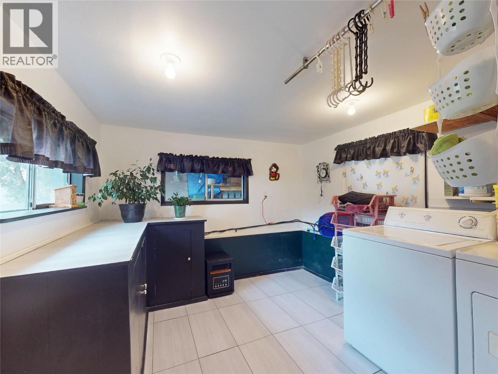 5186 MACKINNON ROAD Image 57