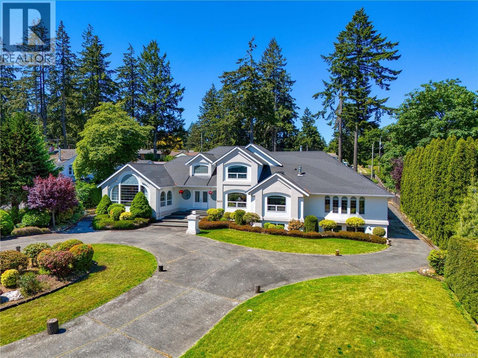 2415 Departure Bay Road property photo