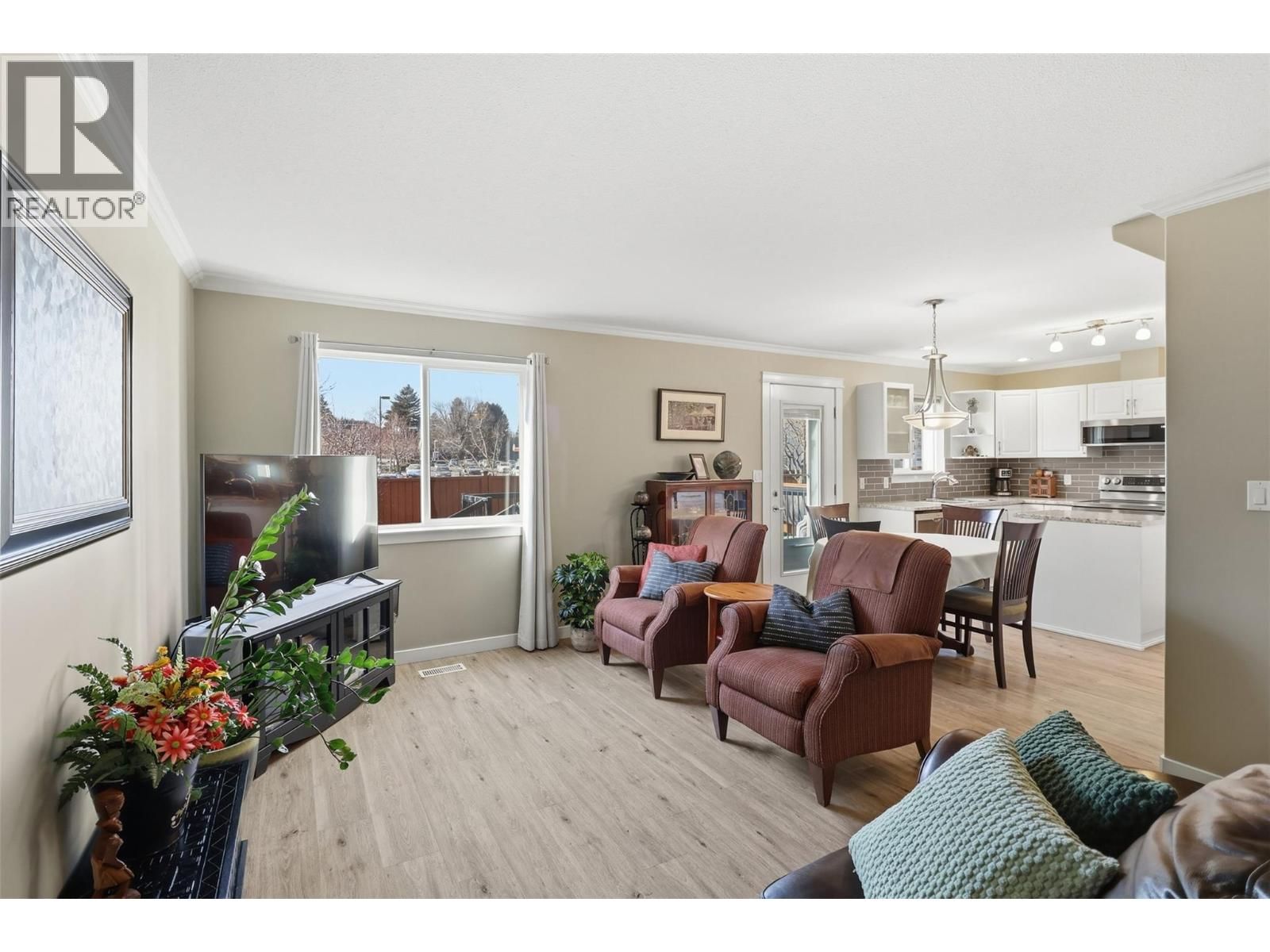 6 - 5200 DALLAS DRIVE Image 10